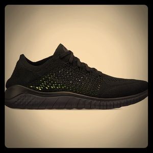 sneakers: Nike Run-Free Flynit